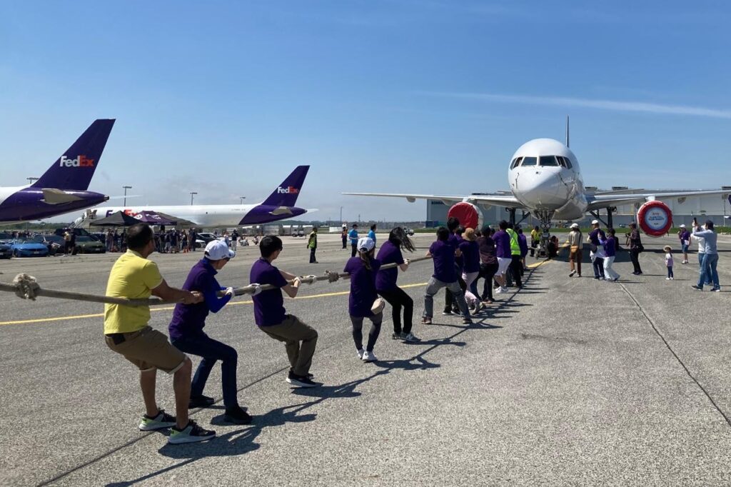 Everyone trying their best to pull the plane 